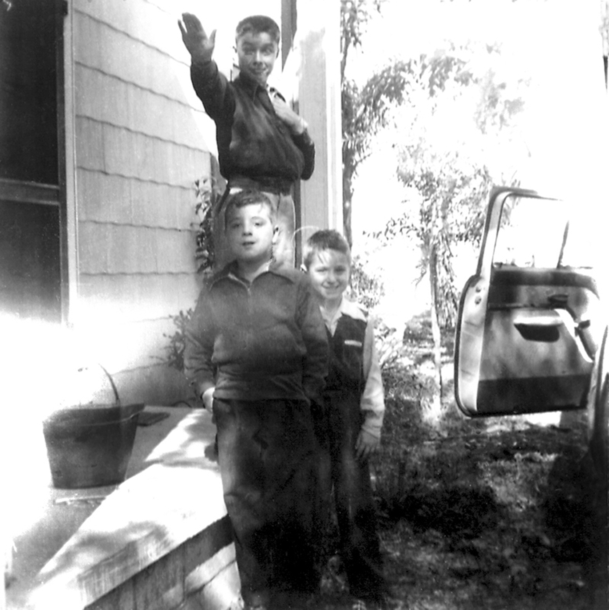 Frank Jr, Lee, and Brian Lightfoot arriving at 1907 Kathleen Street in Tampa, Florida  (3906 KB)
 
(Click on Picture to View Full Size)
